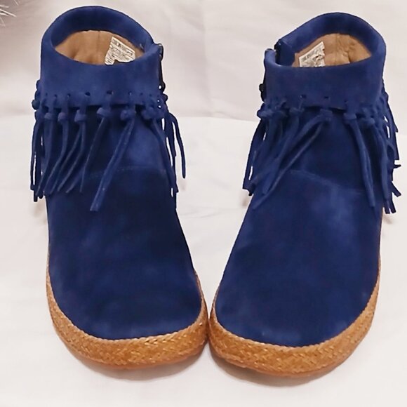 UGG Blue Suede Fringe Ankle Boots – Size 8.5 (Like New!) - Picture 3 of 6
